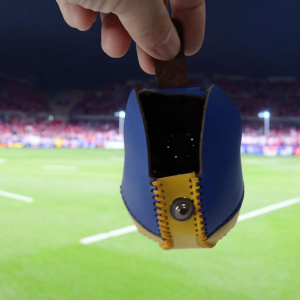 🐶 Llavero de Perrito de Cuero – Edición Boca Juniors